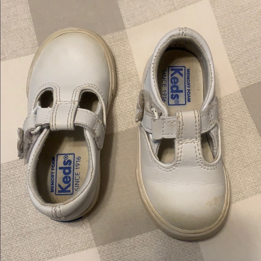 White leather T-Strap Shoes